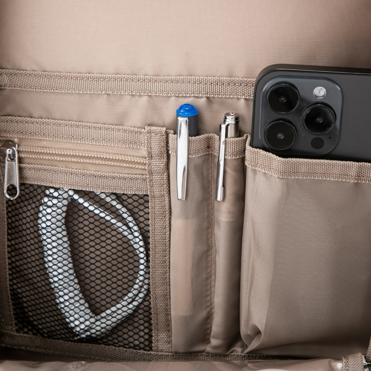 Beez seljakott lennukisse-SKY001-MINI11